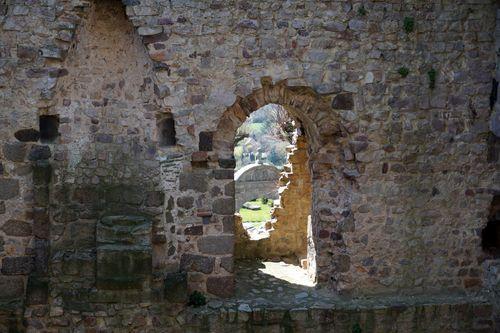 Iconographie - Les remparts du château Sainte-Suzanne