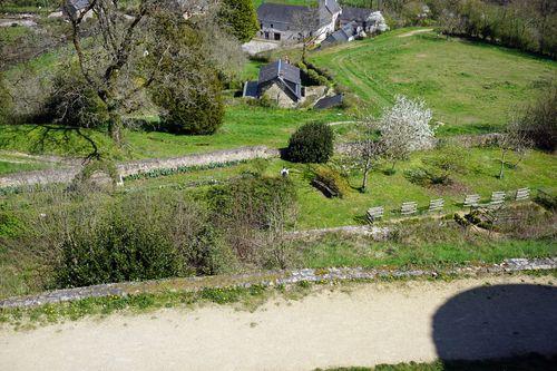 Iconographie - Le jardin du château Sainte-Suzanne vue des remparts