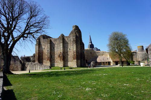 Iconographie - Le donjon de Hubert II de Beaumont.