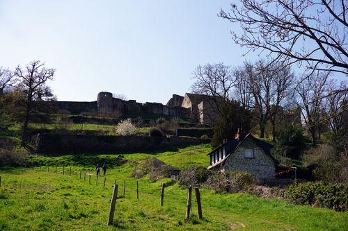 Iconographie - Vue sur les remparts du château Sainte-Suzanne