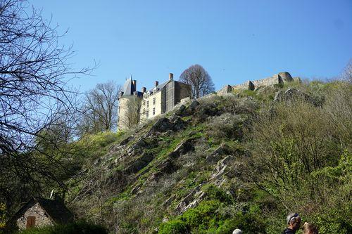Iconographie - Les remparts et le château Sainte-Suzanne