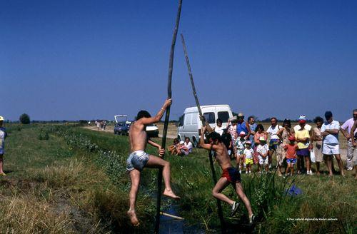 Iconographie - Saut avec un bâton sautou à la fête de la bouse