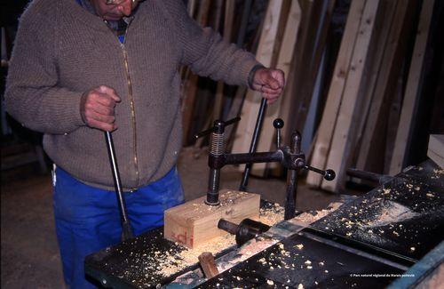 Iconographie - Fabrication d'un bâton sautou par Fernand Pizon, menuisier