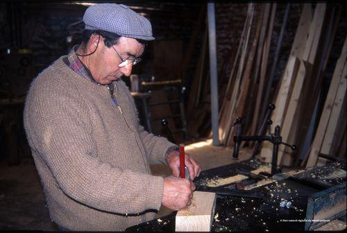 Iconographie - Fabrication d'un bâton sautou par Fernand Pizon, menuisier