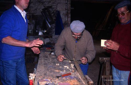 Iconographie - Fabrication d'un bâton sautou par Fernand Pizon, menuisier