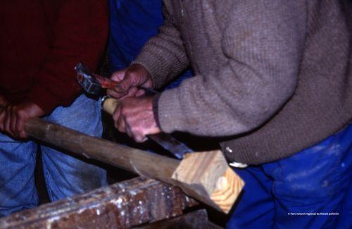 Iconographie - Fabrication d'un bâton sautou par Fernand Pizon, menuisier