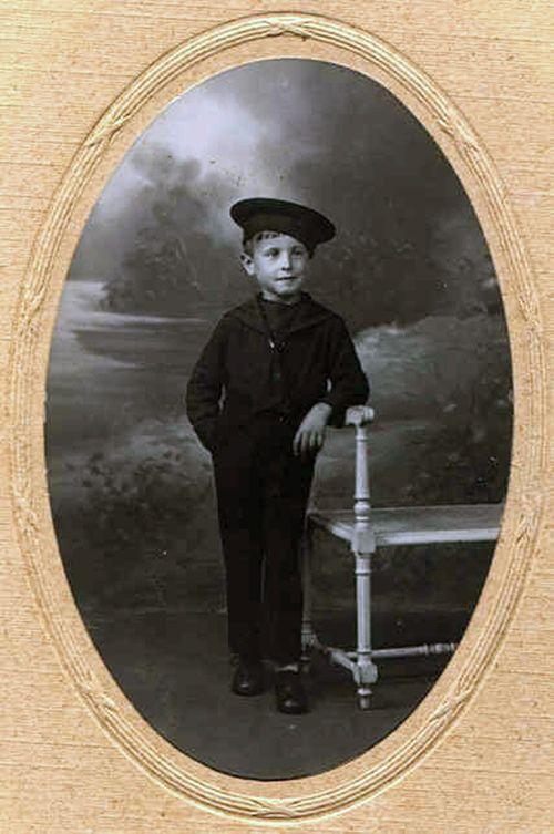 Iconographie - Enfant Bretet posant en costume de marin