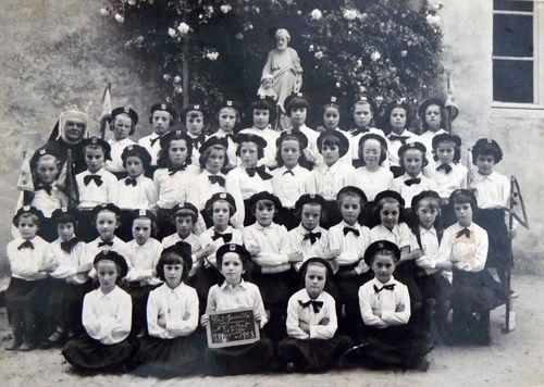Iconographie - Classe de filles de l'école Notre-Dame du Port
