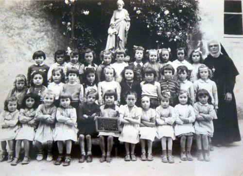 Iconographie - Classe de filles de l'école Notre-Dame du Port