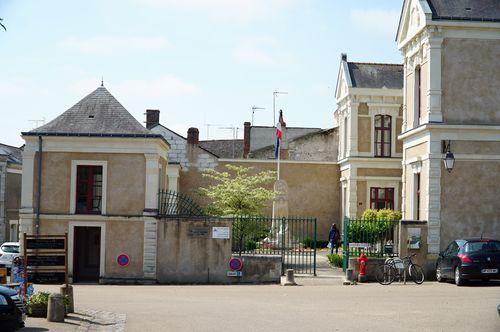 Iconographie - La mairie et le monument aux Morts