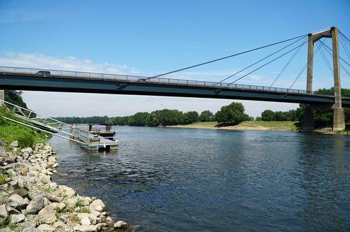 Iconographie - Rive de Loire et le pont haubané