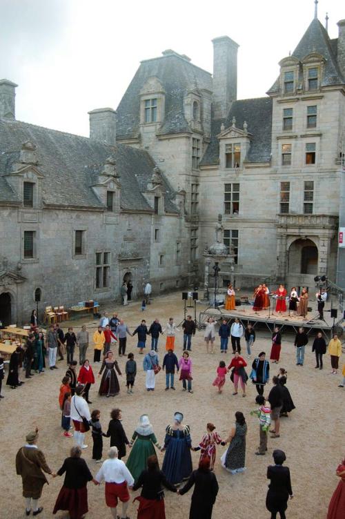 Iconographie - La compagnie Outre mesure au bal de Kerjean