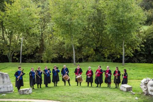 Iconographie - La compagnie Outre mesure à l'abbaye de Maillezais