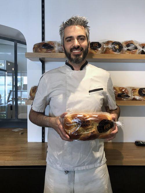 Iconographie - François Brin  artisan, présentant une brioche