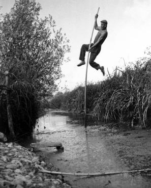 Iconographie - Gustave Naulet en plein saut à la ningle