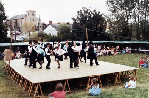 Iconographie - La Pastourelle talmondaise - Sur le plateau d'une kermesse