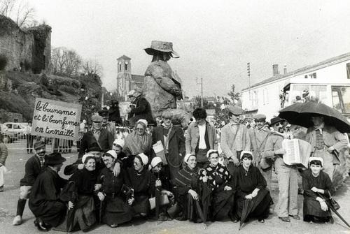 Iconographie - La Pastourelle talmondaise devant le père Crépoué