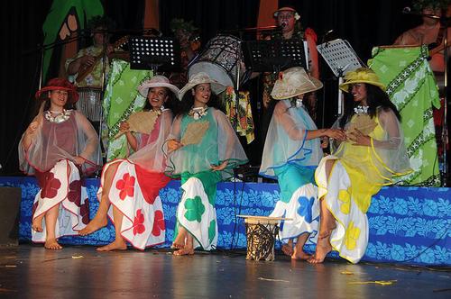 Iconographie - Repas spectacle la route de Tahiti au Poucton