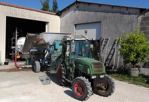 Iconographie - Le Château de Terre Taillyse - Le tracteur