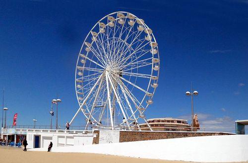 Iconographie - La grande roue vue de la plage