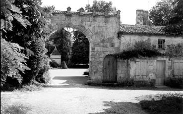 Iconographie - Entrée du Logis près de l'église