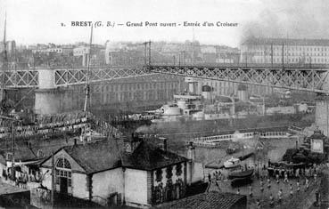 Iconographie - Brest : Grand-Pont ouvert - Entrée d'un croiseur