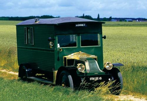Iconographie - Ambulance Renault (1914-18) transformée en camping-car