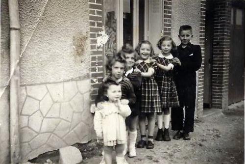 Iconographie - Enfants de réfugiés ardennais Paqui, rue de Gaulle