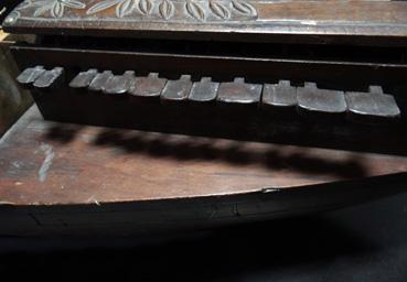 Iconographie - Le clavier de la vielle à roue de Châteauneuf