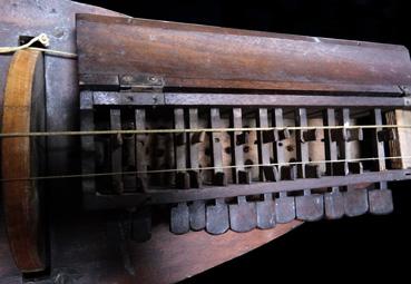 Iconographie - Le clavier de la vielle à roue de Châteauneuf