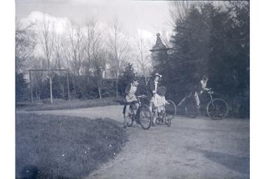 Iconographie - Enfants à bicyclette