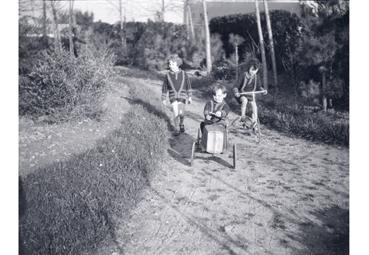 Iconographie - Enfants dans un jardin