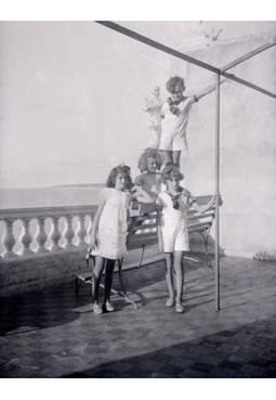 Iconographie - Enfants sur une terrasse
