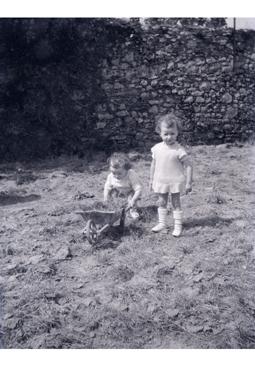 Iconographie - Enfants dans un jardin