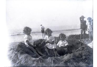 Iconographie - Enfants à la plage