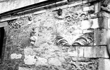 Iconographie - Eléments de récupération dans le mur de la sacristie