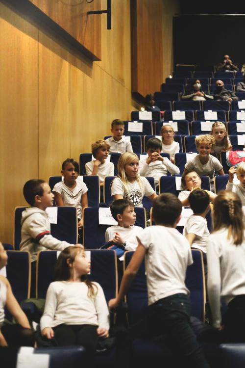 Iconographie - Enfants de la chorale lors de la soirée Les gens des Olonnes Chantent 