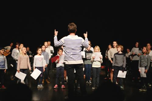 Iconographie - Chants par la chorale des enfants lors de la soirée Les gens des Olonnes Chantent 