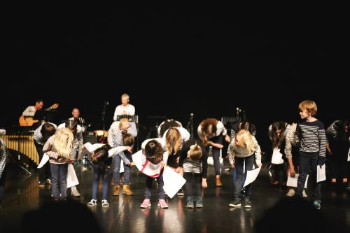 Iconographie - Chants par la chorale des enfants lors de la soirée Les gens des Olonnes Chantent 