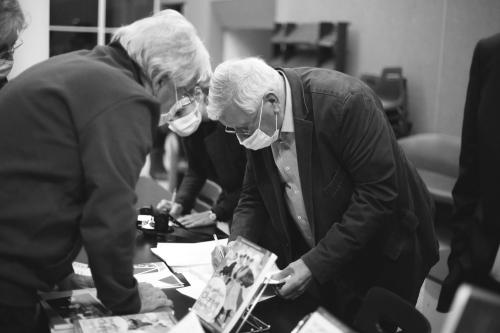 Iconographie - Dédicace de Jean-Pierre Bertrand lors d'une vente de livre par l'OPCI e Arexcpo 