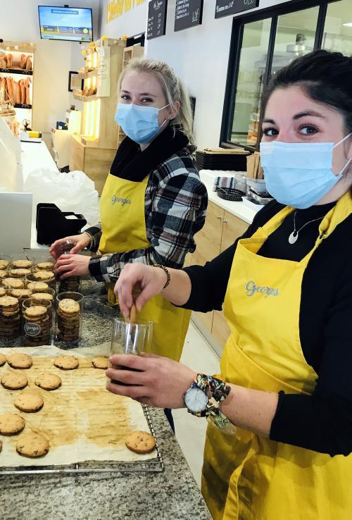 Iconographie - Préparation de sachets de mini cookies à la Boulangerie Georges