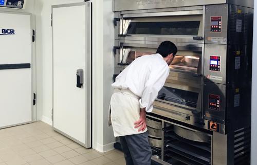 Iconographie - Contrôle de cuisson par Mickael à la Boulangerie Georges