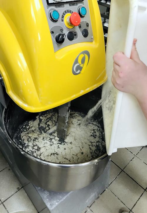 Iconographie - Pétrissage de la pâte à préfou à la Boulangerie Georges