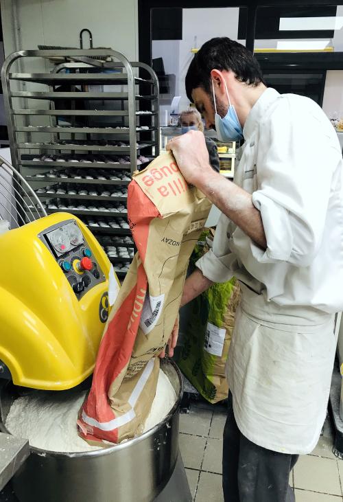 Iconographie - Préparation du mélange pour la pâte à préfou à la Boulangerie Georges
