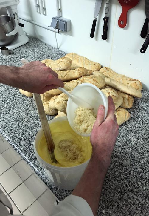 Iconographie - Prépation du préfou à l'ail à la Boulangerie Georges