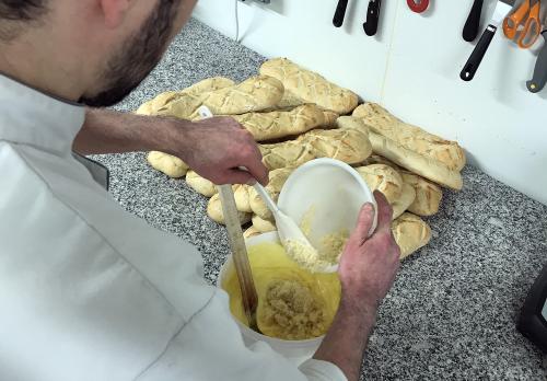 Iconographie - Prépation du préfou à l'ail à la Boulangerie Georges