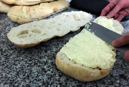 Iconographie - Prépation du préfou à l'ail à la Boulangerie Georges