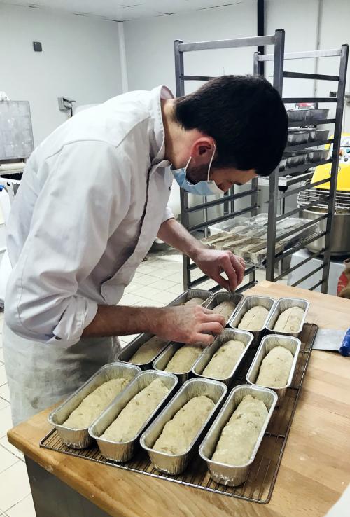 Iconographie - Réalisation des pains à l'orange à la Boulangerie Georges