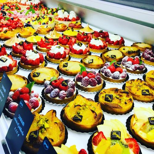 Iconographie - Vitrine de pâtisseries de la Boulangerie Georges