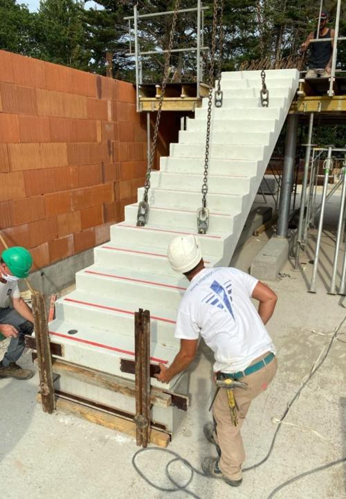 Iconographie - Pose d'un escalier LG béton , produit avec le béton Bas carbone H-UKR Hoffmann Green